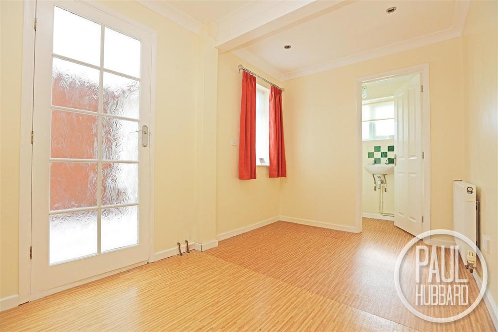 Waveney Drive, Lowestoft, NR33 3 bed semidetached house for sale £