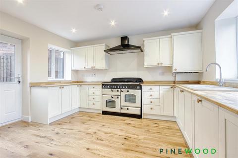 8 Common Lane, Cutthorpe, Chesterfield, S42 7AN