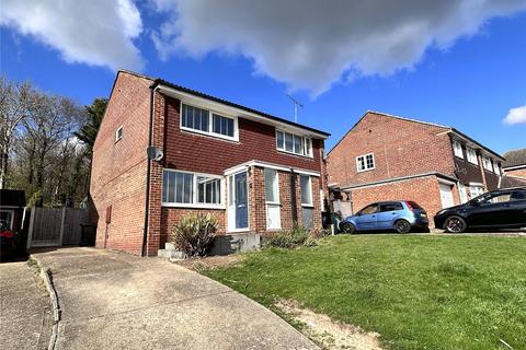 2 bedroom semi-detached house to rent, Jackdaw Close, CM11