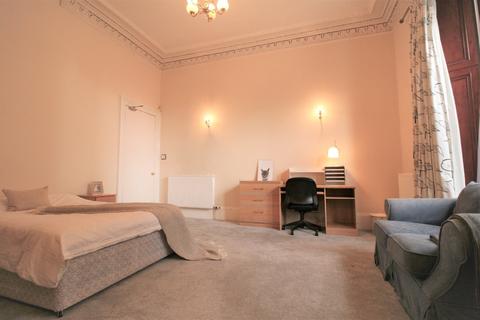 4 bedroom flat to rent, Hillhead Street, Glasgow G12