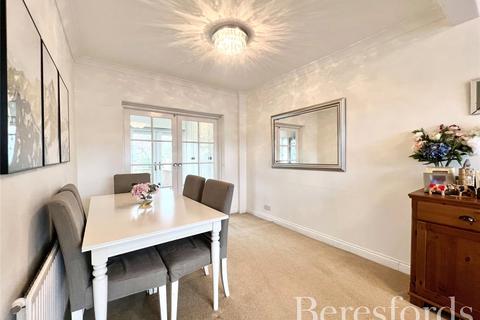 49 Primrose Glen, Hornchurch, RM11 2NL