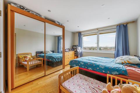 2 bedroom apartment for sale - Blenheim Centre, Prince Regents Road, Hounslow  TW3