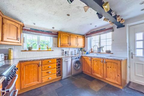 3 bedroom semi-detached house for sale - Thorncliffe Road, Batley