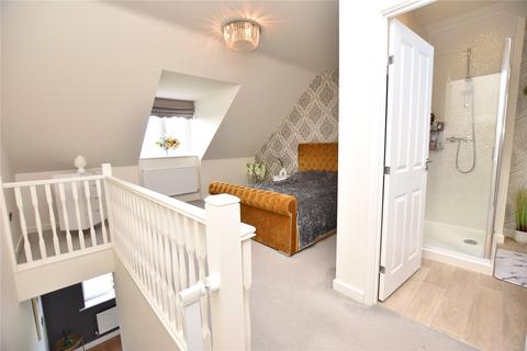 3 bedroom semi-detached house for sale - Blencarn Crescent, Seacroft, Leeds, West Yorkshire