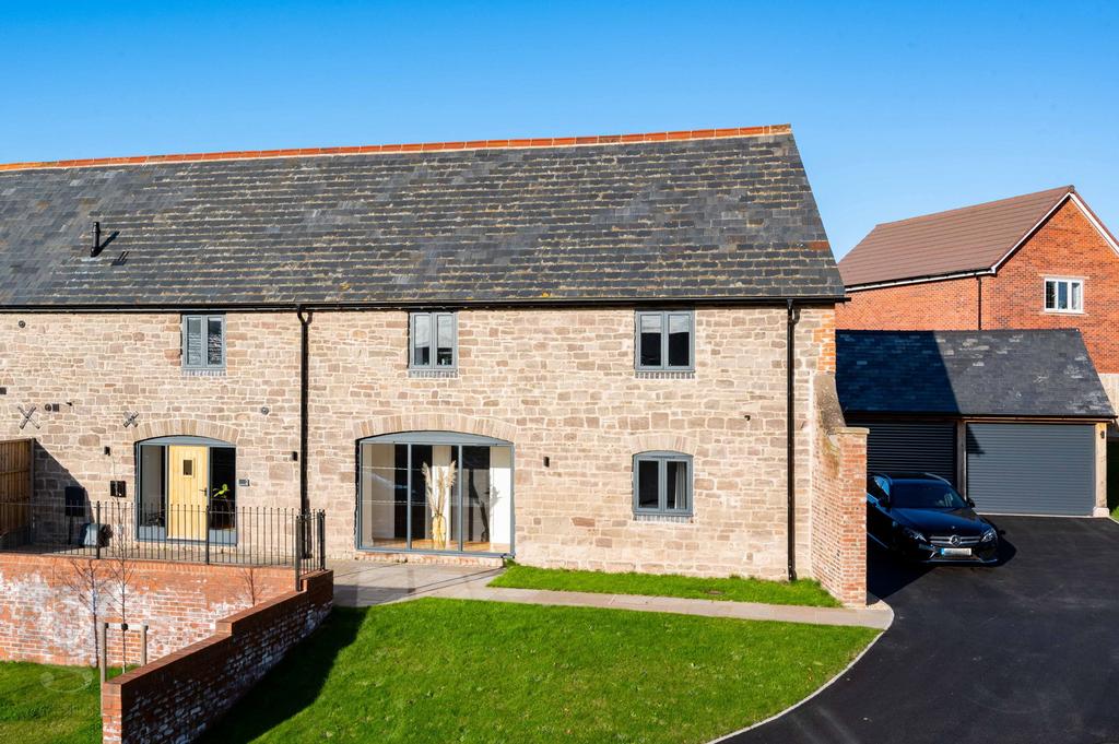 Holmer House Close, Hereford 4 bed barn conversion - £582,500