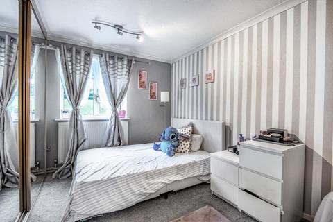 2 bedroom flat for sale - Mayford Close, Beckenham