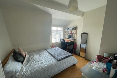 2 bedroom maisonette to rent - Top Flat  2a Stat, Balham High Road, Balham