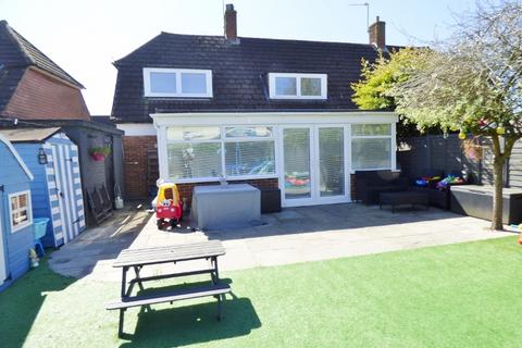 15 Clare Crescent, Leatherhead, KT22 7RF
