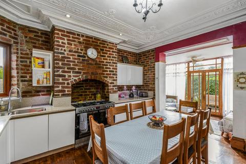 6 bedroom end of terrace house for sale - Swires Road, Halifax, HX1