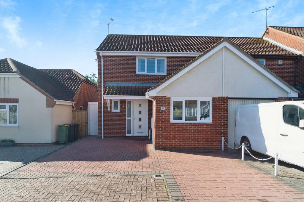 Denham Vale Rayleigh Ss6 3 Bed Semi Detached House For Sale £375 000