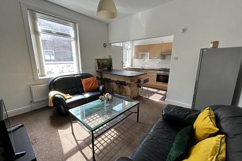 5 bedroom house share to rent - Yew Street, Salford,
