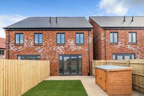 3 bedroom semi-detached house to rent, Heyford Park, Biscester OX25