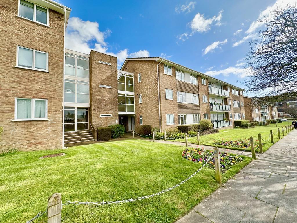 Lustrells Vale, Saltdean BN2 2 bed flat for sale £259,950