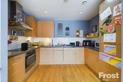 2 bedroom apartment for sale - Manor Lane, Feltham, TW13