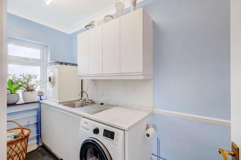 39 Middleton Close, Chingford, London, E4 8EA