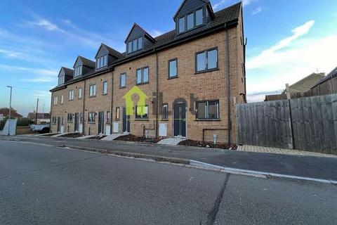 4 bedroom end of terrace house to rent, Northampton NN5