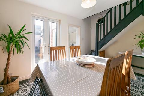 2 bedroom semi-detached house for sale - Kirkland Street, Pocklington, York, YO42 2BU