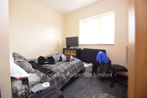 4 bedroom terraced house to rent, Hill Top Street, Hyde Park LS6