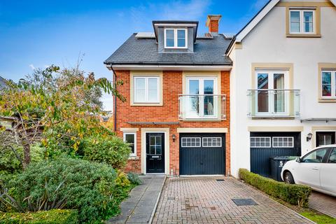 4 Greyford Close, Leatherhead, KT22 8DS