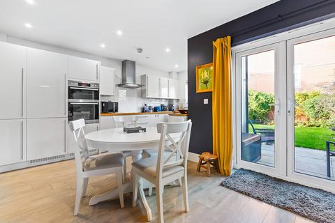 4 Greyford Close, Leatherhead, KT22 8DS