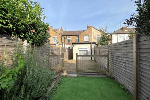2 bedroom terraced house to rent, Bremer Road, Staines TW18