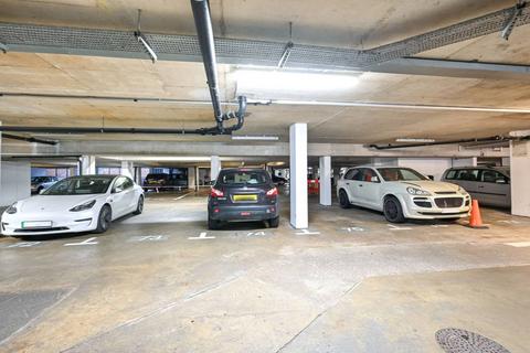 Parking to rent - Seven Kings Way, Kingston, Kingston upon Thames, KT2