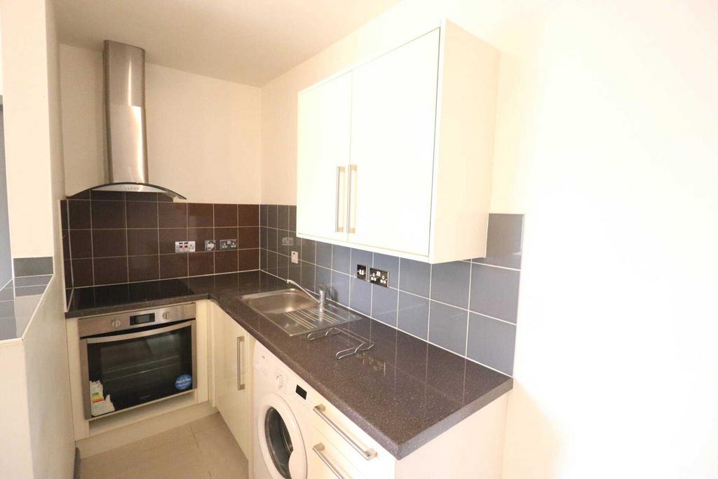 Buckingham Place, High Wycombe HP13 1 bed flat - £900 pcm (£208 pw)