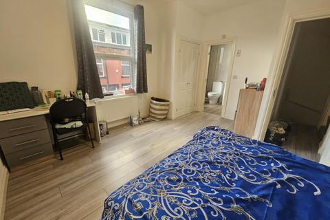 3 bedroom house to rent, John Street, Leeds