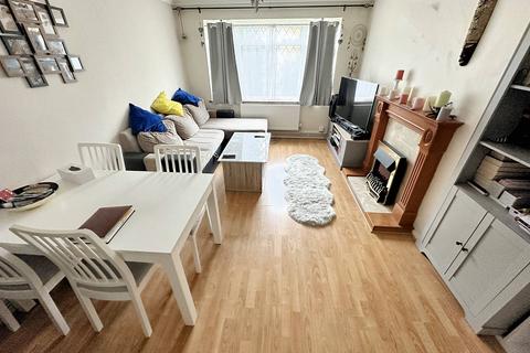 2 bedroom ground floor maisonette for sale - Gulliver Close, Northolt UB5
