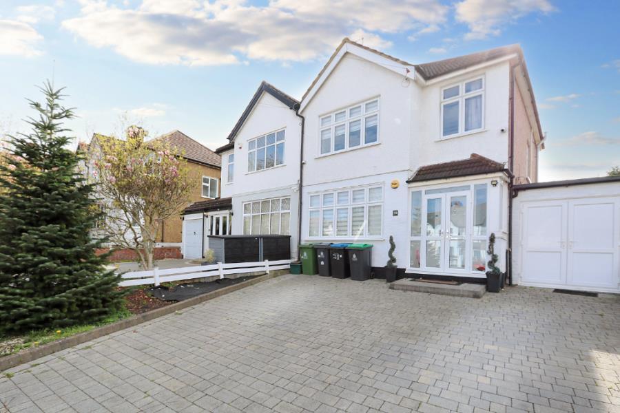 Beresford Avenue, Surbiton KT5 3 bed semidetached house £2,750 pcm