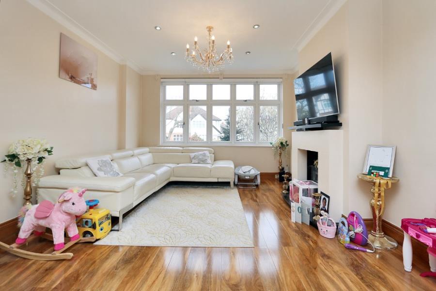 Beresford Avenue, Surbiton KT5 3 bed semidetached house £2,750 pcm