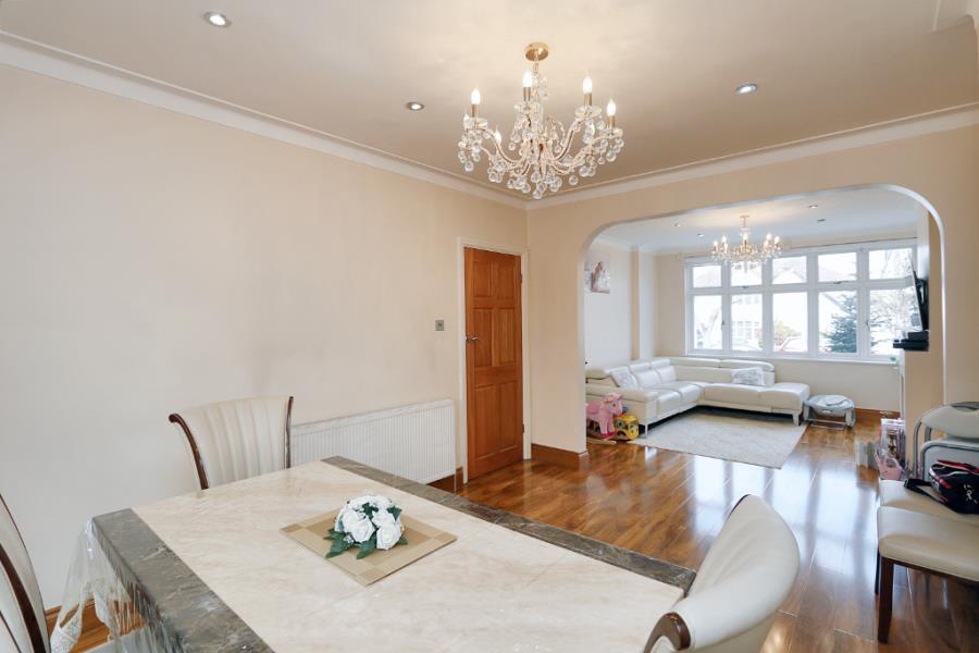 Beresford Avenue, Surbiton KT5 3 bed semidetached house £2,750 pcm