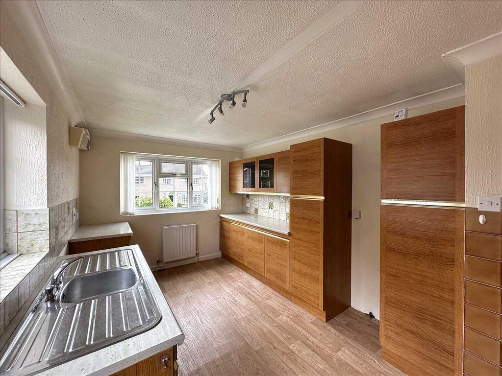 Double bedroom 1: