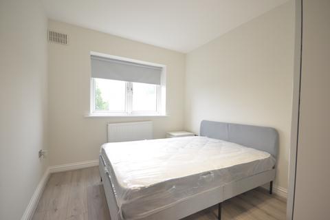 1 bedroom in a flat share to rent, Campbell Road, London E3