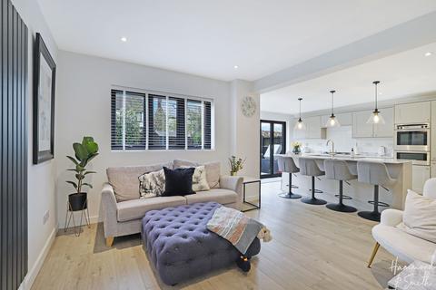 25 Great Lawn, Ongar, CM5 0AA