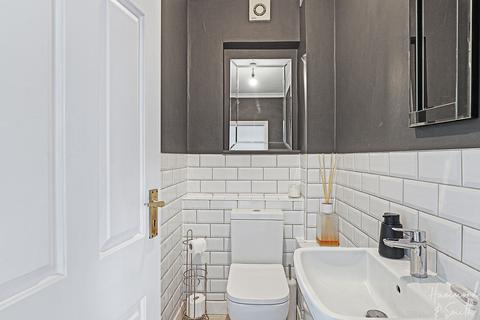 25 Great Lawn, Ongar, CM5 0AA