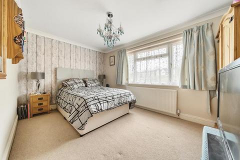 26 Greenway, Chesham, HP5 2BX
