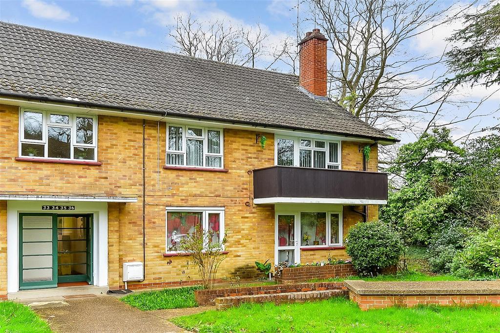 Hayes Lane, Kenley, Surrey 2 bed flat for sale £315,000
