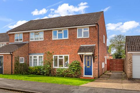 12 Tudor Walk, Leatherhead, KT22 7HX