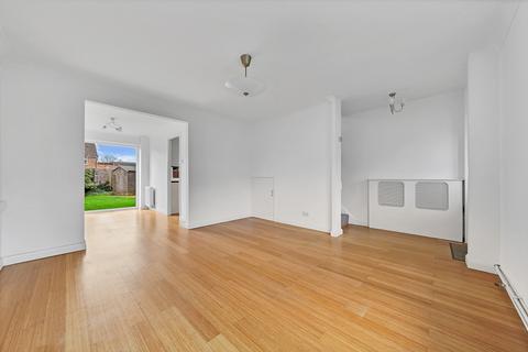 12 Tudor Walk, Leatherhead, KT22 7HX
