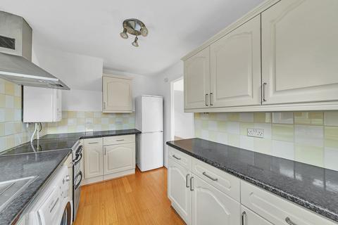 12 Tudor Walk, Leatherhead, KT22 7HX