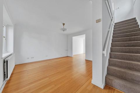 12 Tudor Walk, Leatherhead, KT22 7HX