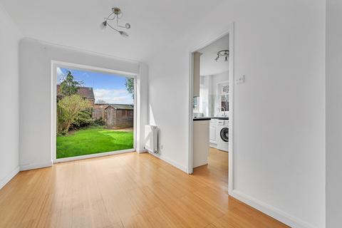 12 Tudor Walk, Leatherhead, KT22 7HX
