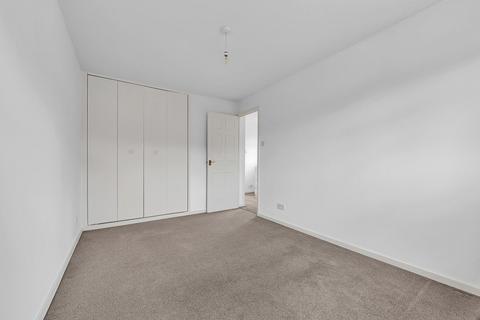 12 Tudor Walk, Leatherhead, KT22 7HX