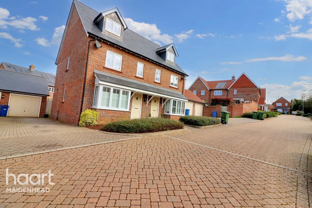 Buchanan Way, BRACKNELL 4 bed semidetached house for sale £585,000