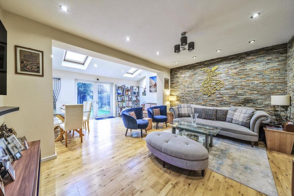 Pembury Close, Hayes 3 bed semidetached house for sale £600,000