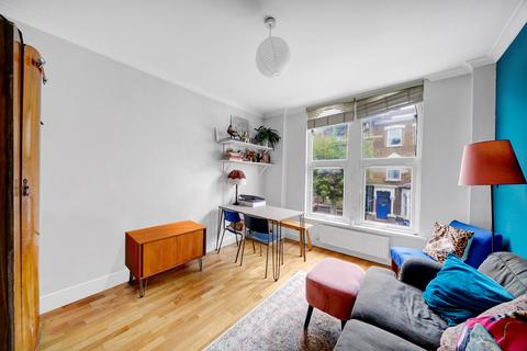 19c Dunlace Road, London, E5 0NF
