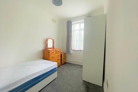 4 bedroom semi-detached house to rent, Ridgeview Road, London N20