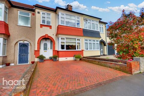 3 bedroom terraced house for sale - Queens Park Road, Romford