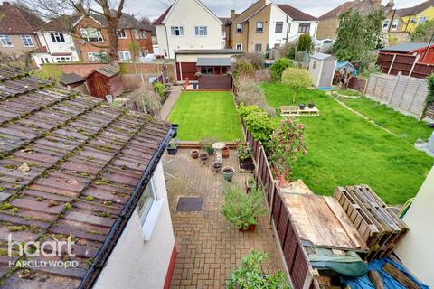 3 bedroom terraced house for sale - Queens Park Road, Romford